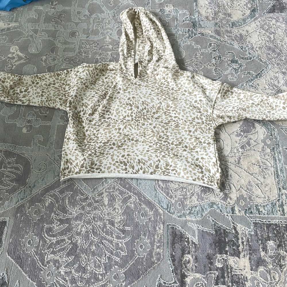 Light gold giraffe pattern crop